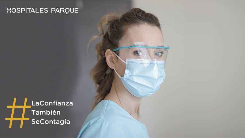 enfermera con mascarilla y gafas de protección