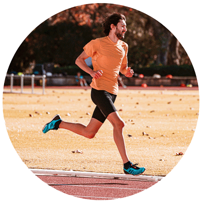 hombre corriendo por el campo