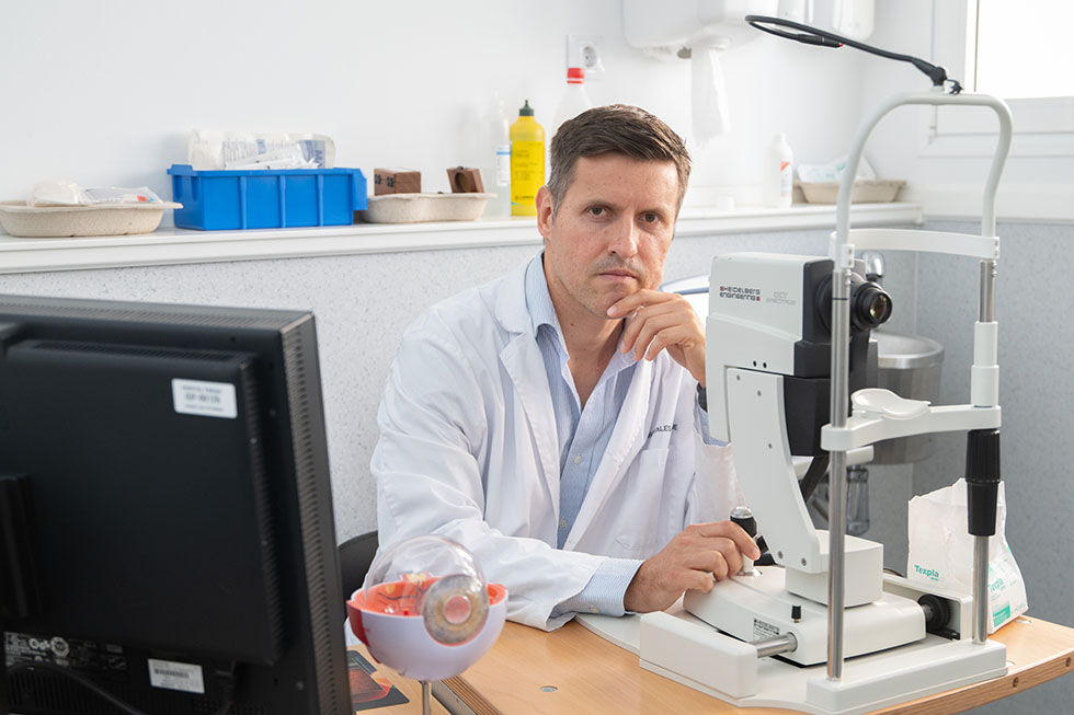 “La mayoría de los problemas visuales sencillos se resuelven con el uso de gafas”, Marcin Szewc, oftalmólogo de Centro Médico Parque Lanzarote