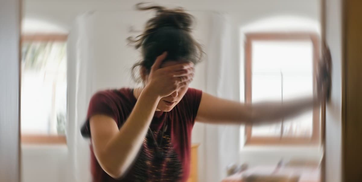 Una lipotimia es un desmayo breve por falta de riego cerebral, frecuente en verano por el calor. Descubre sus causas, síntomas previos y qué hacer.
