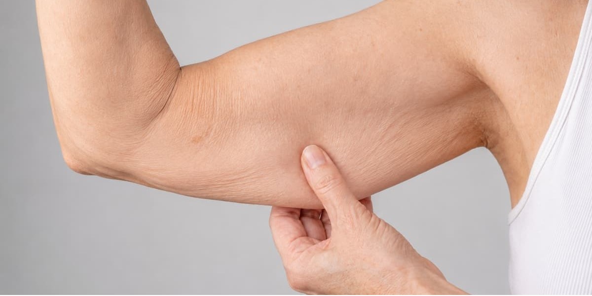 La sarcopenia es la pérdida de masa muscular asociada a la edad. Descubre sus síntomas, causas y qué ejercicios y hábitos ayudan a frenarla.