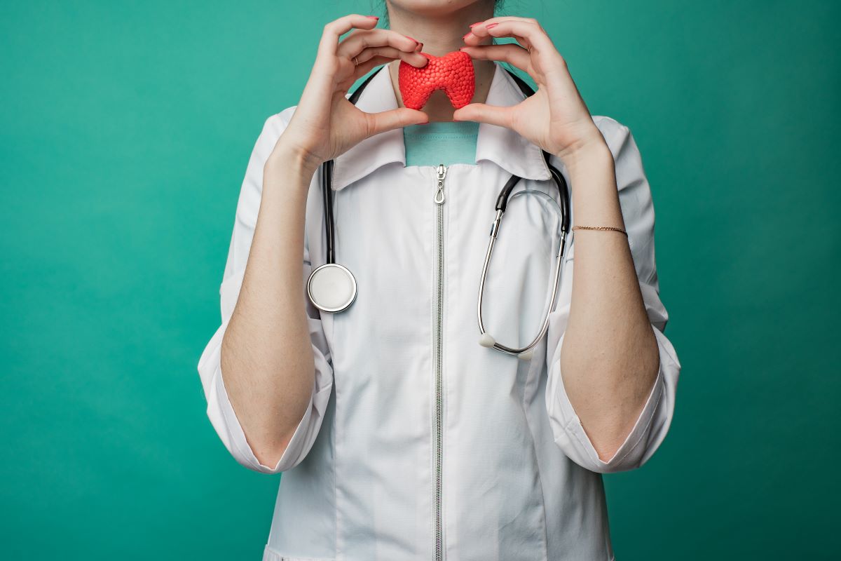 Hoy veremos las diferencias existentes entre hipotiroidismo o hipertiroidismo, así como sus síntomas más comunes y lo que puede ocurrir en el caso de que no se traten.