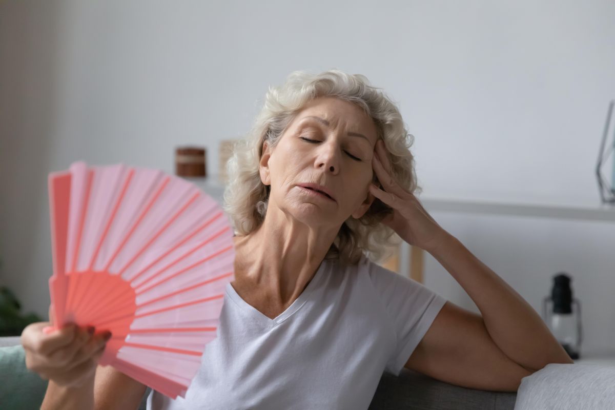 El golpe de calor es una emergencia médica. Aprende cómo reconocer sus síntomas, qué hacer si lo sufres y cómo evitarlo en días calurosos.