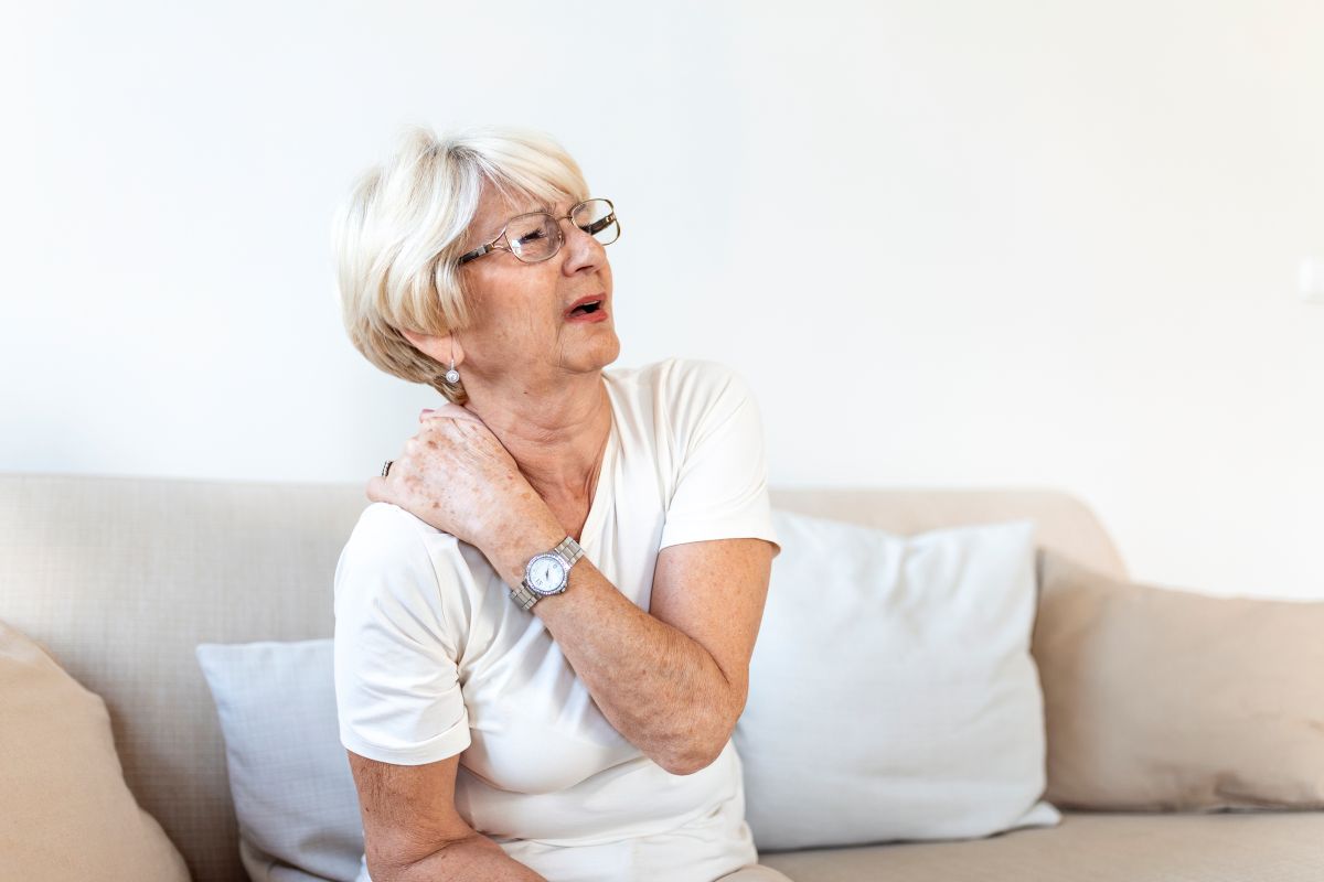 Descubre cómo prevenir la osteoporosis en mujeres. Conoce los factores de riesgo y los mejores hábitos para mantener unos huesos fuertes.