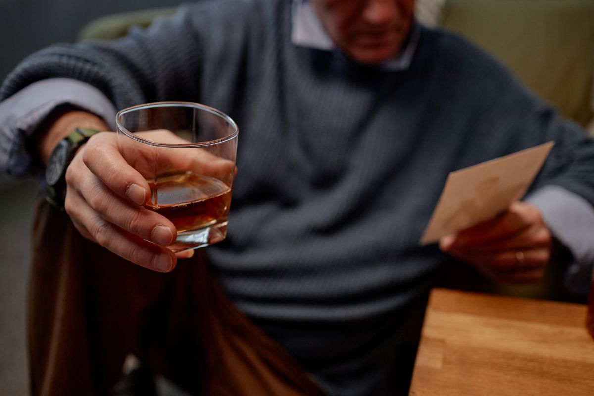 La demencia alcohólica afecta gravemente la función cognitiva. Conoce los síntomas, tratamiento y pronóstico, así como la relación con la esperanza de vida.