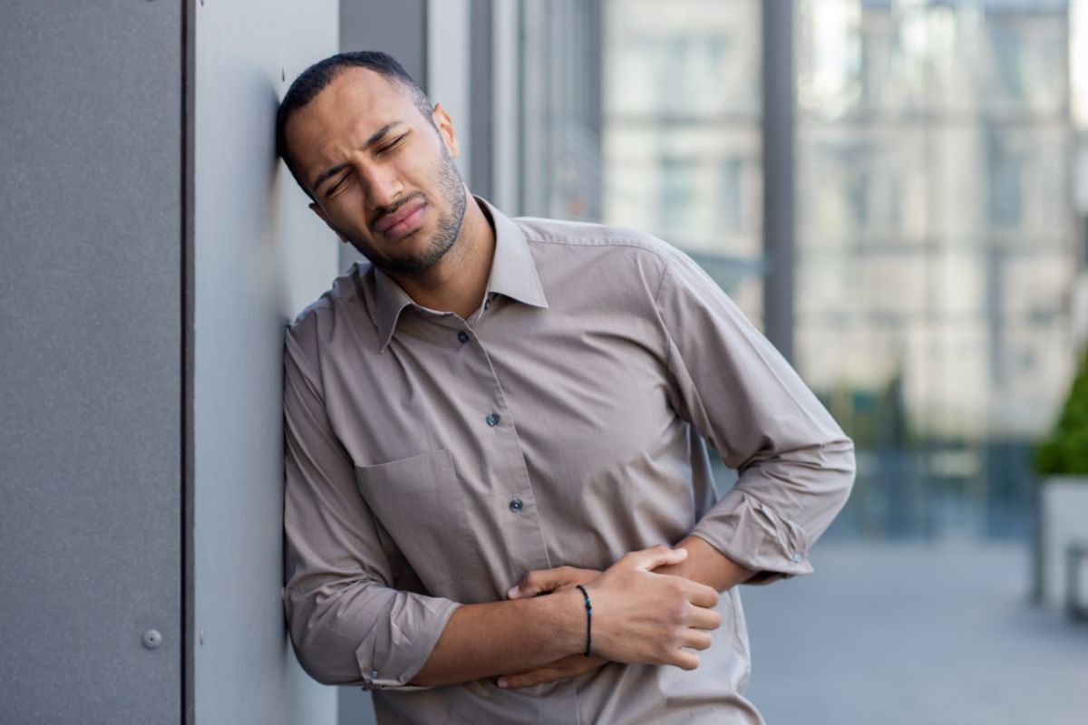 Conoce los síntomas de la hernia de hiato y su tratamiento. Aprende cuáles son los ejercicios prohibidos y encuentra solución las preguntas más frecuentes.
