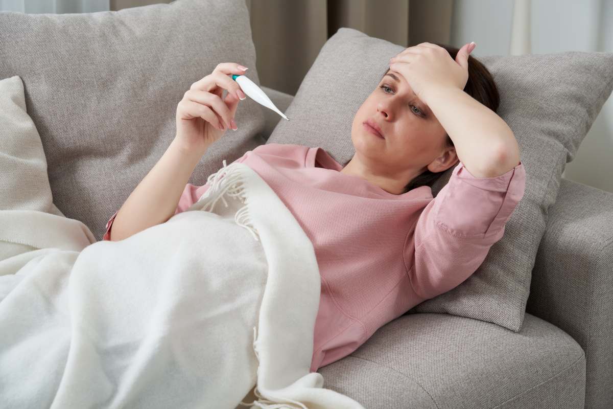Infórmate sobre qué es la fiebre amarilla, cómo se transmite, sus principales síntomas y la importancia de la vacuna para prevenir complicaciones graves.