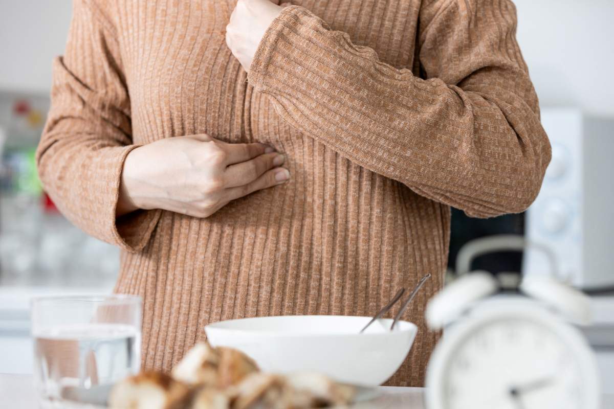 Infórmate sobre la esofagitis péptica, sus causas, síntomas y opciones de tratamiento para prevenir complicaciones y mejorar tu salud digestiva.