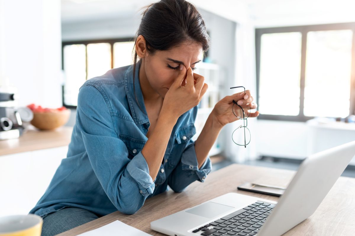 Descubre cómo prevenir y aliviar la fatiga ocular, los síntomas más comunes y los mejores consejos para cuidar tu vista en el día a día.