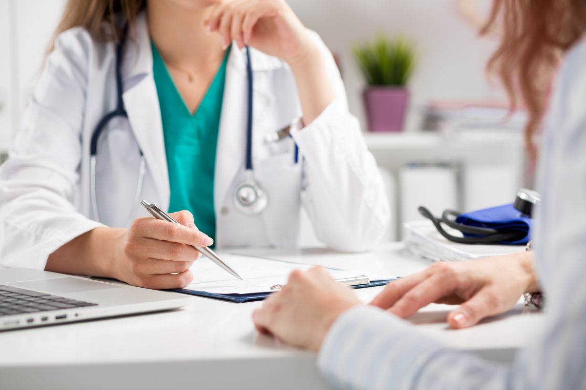 Conoce la función de la próstata en las mujeres y su equivalente, la glándula de Skene. Aprende sobre las diferencias y su importancia en la salud femenina.