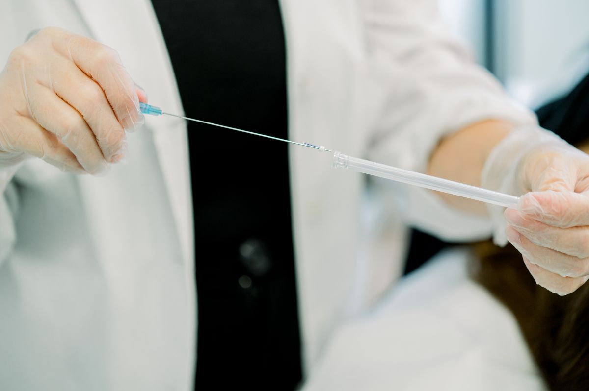 Descubre cómo los hilos tensores pueden rejuvenecer tu rostro, los tipos disponibles y el procedimiento paso a paso. Aprende sobre este tratamiento.