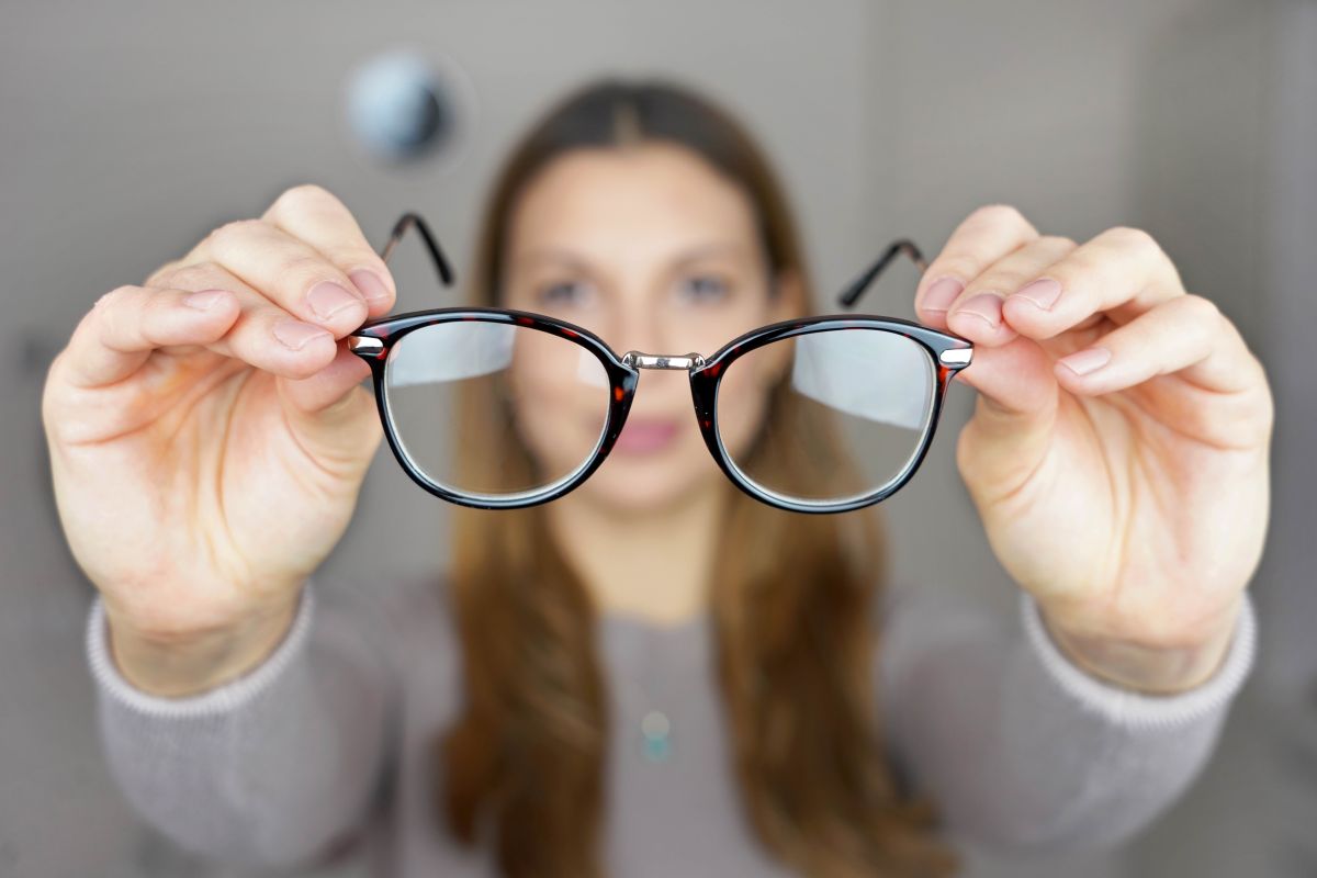 Infórmate sobre la presbicia, sus síntomas, las diferencias con otros problemas y las opciones para corregirla, desde gafas hasta tratamientos quirúrgicos.