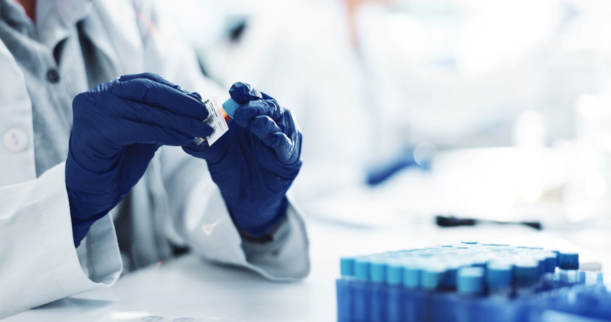 Si bien las vitaminas son fundamentales para estar saludables y estas se deben mantener en unos niveles que consideremos normales, no siempre un exceso de estas es sinónimo de que todo vaya bien. De hecho, la hipervitaminosis B12 perjudica a la salud, algo que debemos conocer de manera más extensa, para ver qué consecuencias puede tener y cómo evitar esto. Hoy en Hospitales Parque te hablamos de todo esto y más. 