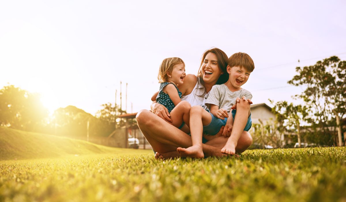 Enseña a tus hijos hábitos saludables que los acompañarán toda la vida. ¡Cuida su bienestar desde pequeños con estos sencillos hábitos!