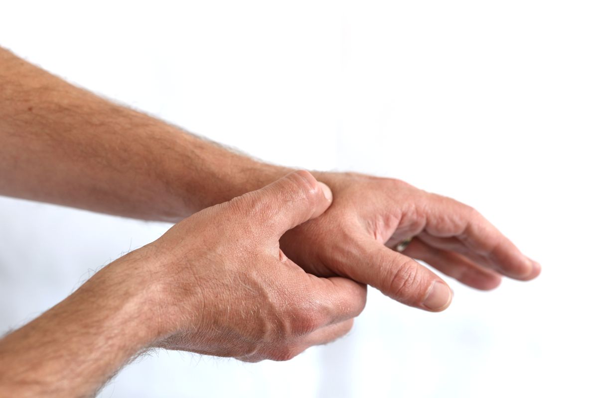 ¿Sufres artrosis del pulgar? Conoce los grados de rizartrosis, si se considera enfermedad laboral, uso de muñequeras y posibilidad de pedir la jubilación.