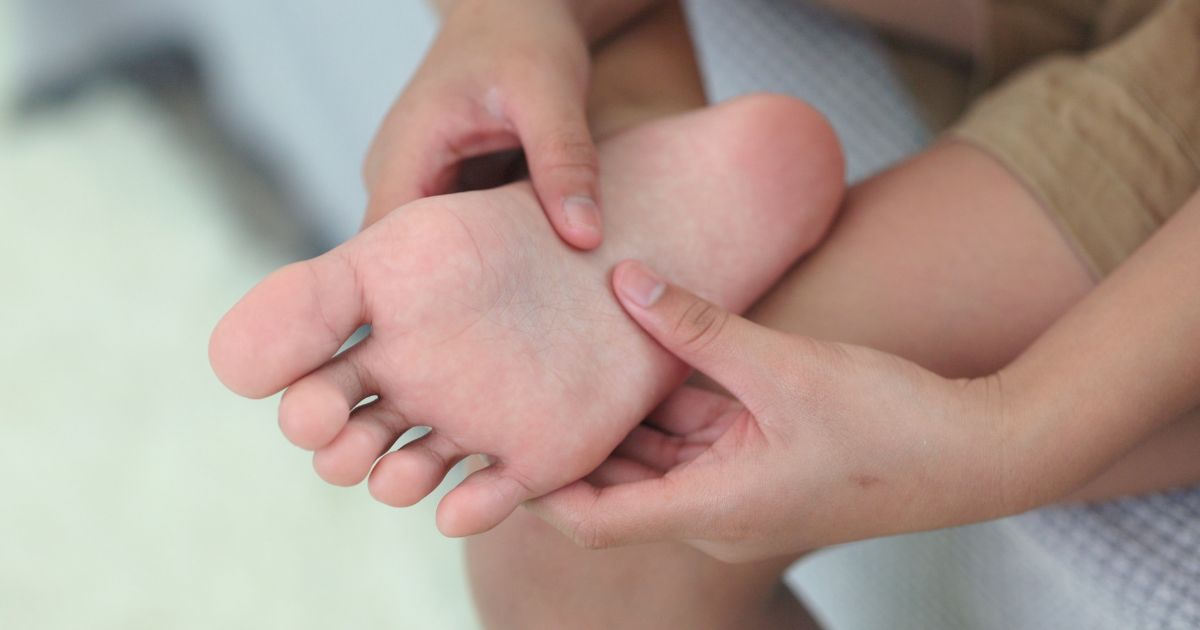 ¿Sufres dolor en el talón al caminar? Descubre qué es la fascitis plantar, cómo identificar sus síntomas y cuáles son los tratamientos médicos más efectivos.