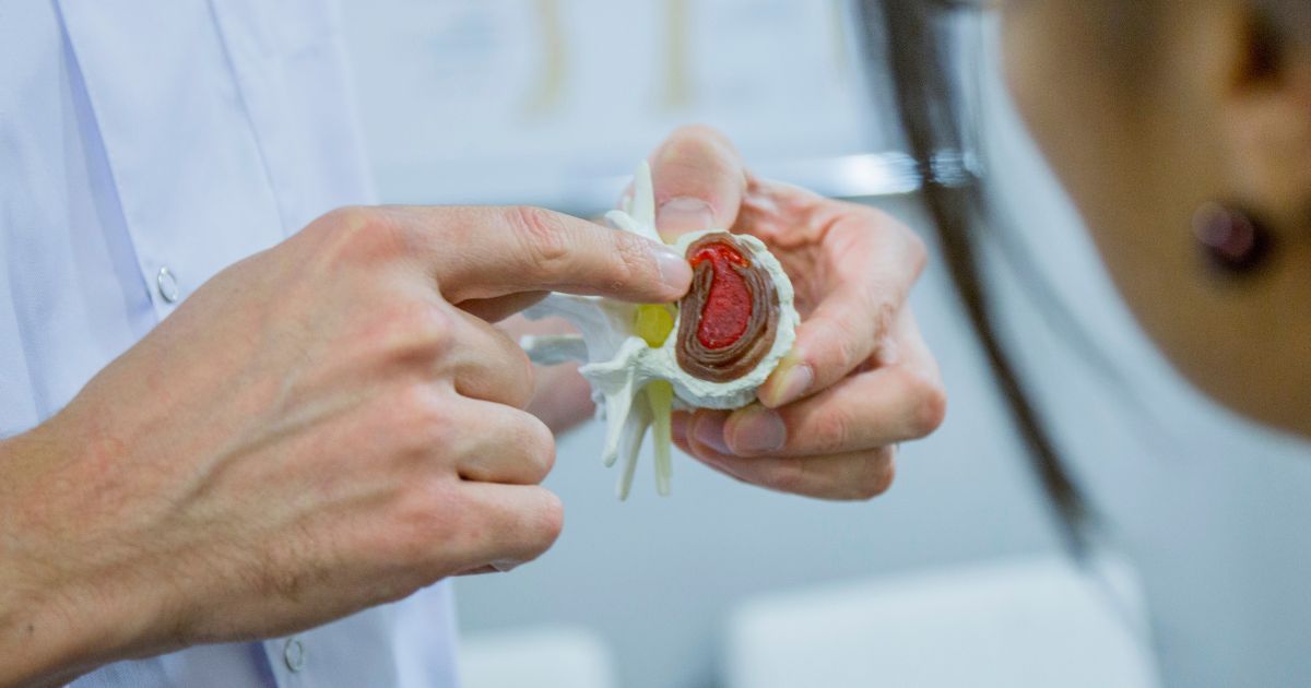 Aprende qué es una hernia discal, sus causas, síntomas según su localización y las opciones de tratamiento avanzado. Ejercicios y tiempos de recuperación.