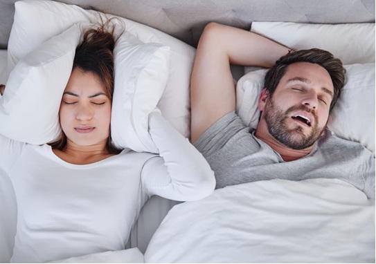 Si tus noches se ven interrumpidas por ronquidos persistentes, es importante diferenciar entre un simple ronquido y posibles trastornos del sueño. Actuar a tiempo con medidas médicas y cambios de hábitos puede proteger tu descanso y tu salud cardiovascular.