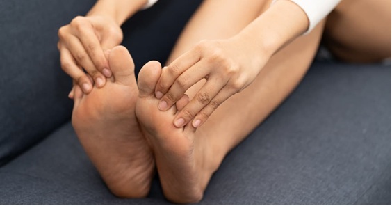 El pie caído dificulta levantar el pie al caminar. Descubre sus causas neurológicas y musculares, cómo se trata y qué ejercicios ayudan.