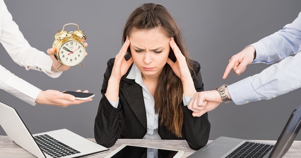 ¿Sientes agotamiento extremo por trabajo? Descubre qué es el síndrome de burnout, sus síntomas clave, causas y cómo superarlo paso a paso aquí.